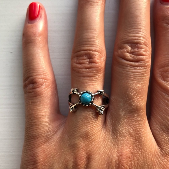 Boho tarnished silver & turquoise arrow ring - Picture 2 of 7